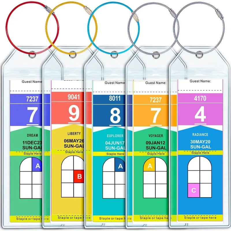 Un juego de soportes para etiquetas de equipaje de crucero con etiquetas de varios colores y fundas de plástico transparente.