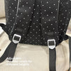 Sac à dos à pois noirs avec sangles d'épaule réglables, montré sur fond clair.