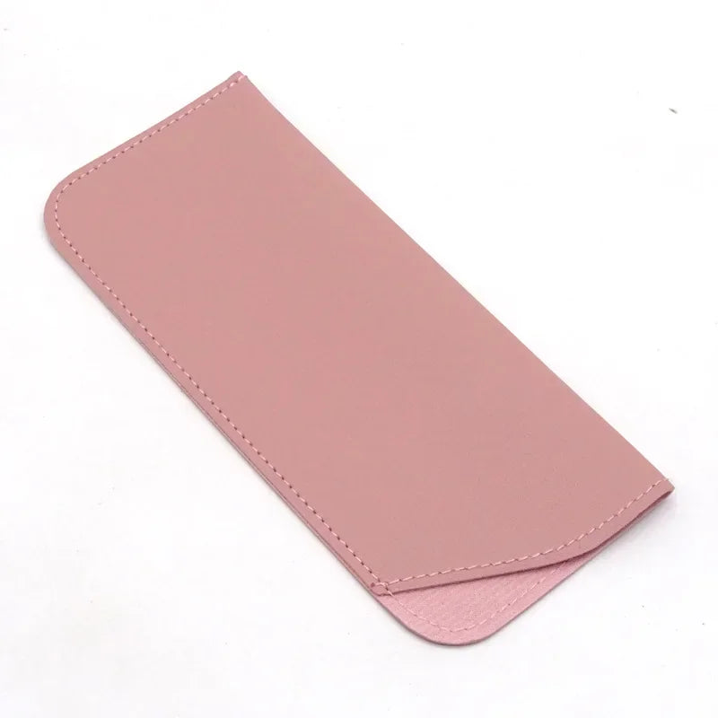 Estuche o bolsa de gafas de cuero sintético rosa, vista lateral.