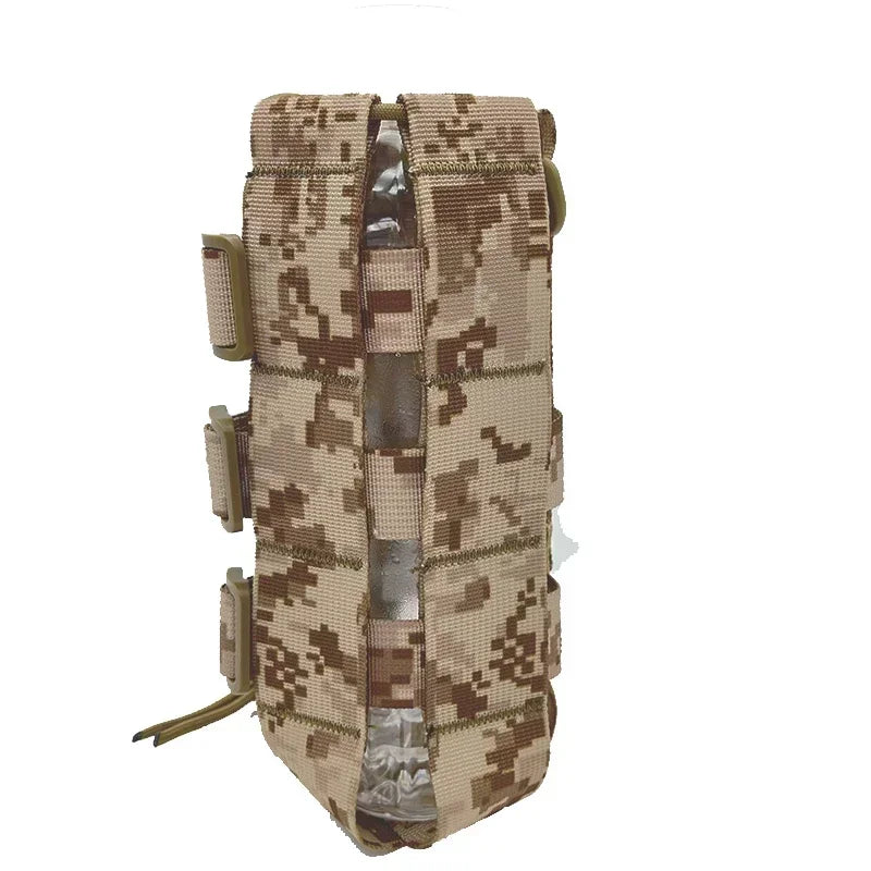 Poche de gourde tactique camouflage beige et marron pour équipement de plein air.