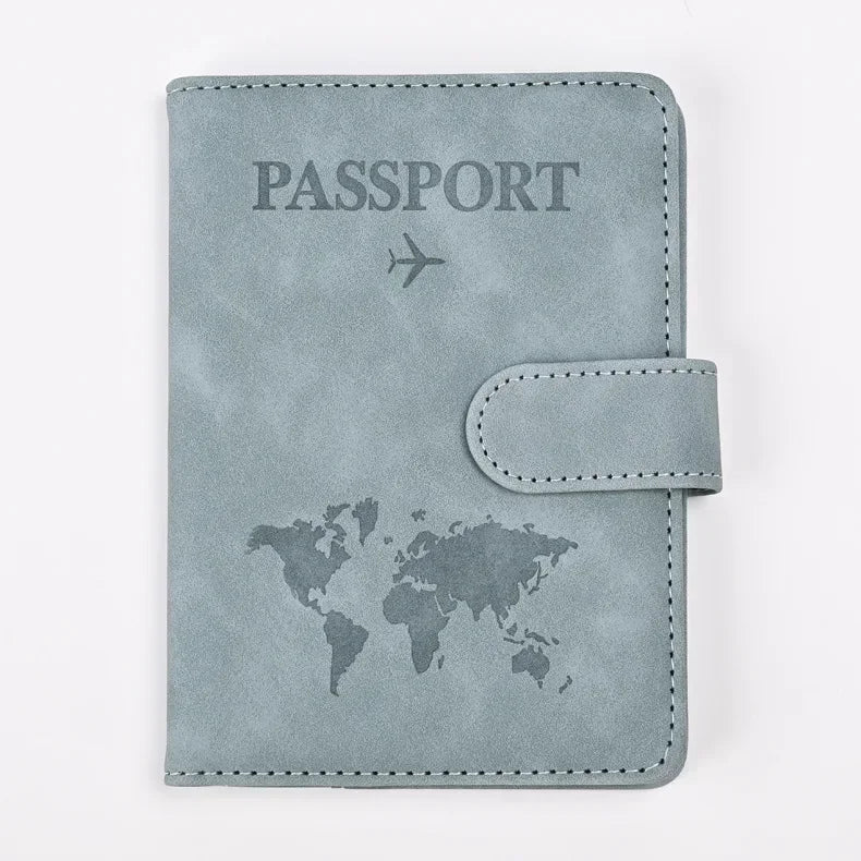 Graues Reisepasshülle aus Premium-PU-Leder mit Weltkarte und Flugzeugsymbol.