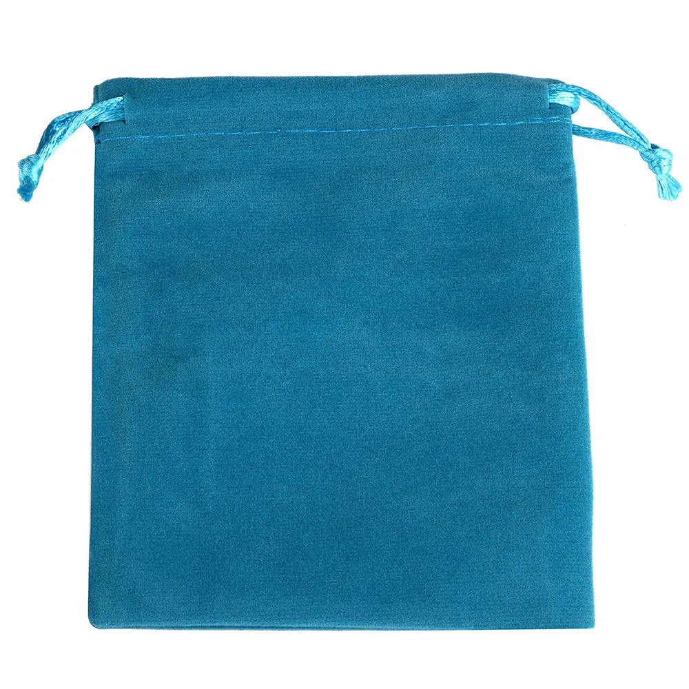 Bolsa de regalo de terciopelo verde azulado con cordones azules claros.
