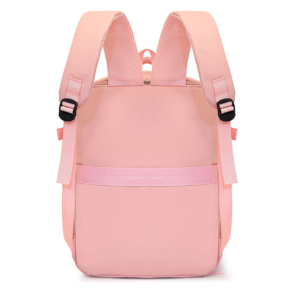 Rosa Reise-Boarding-Rucksack mit rosa Trägern und schwarzen Akzenten.