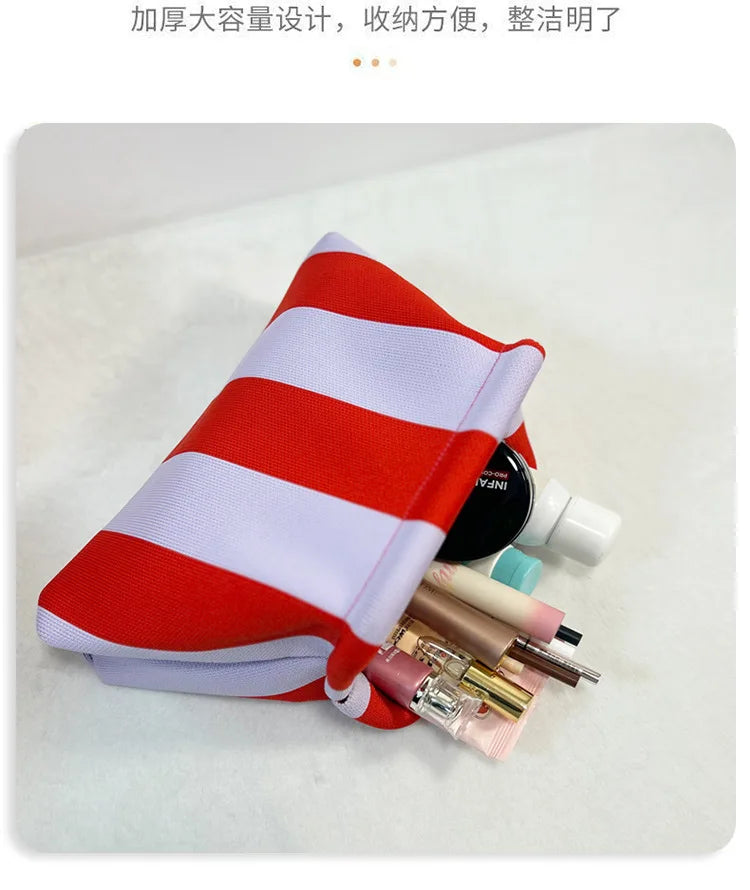 Pochette en tissu rayé rouge et blanc avec divers produits cosmétiques à l'intérieur.