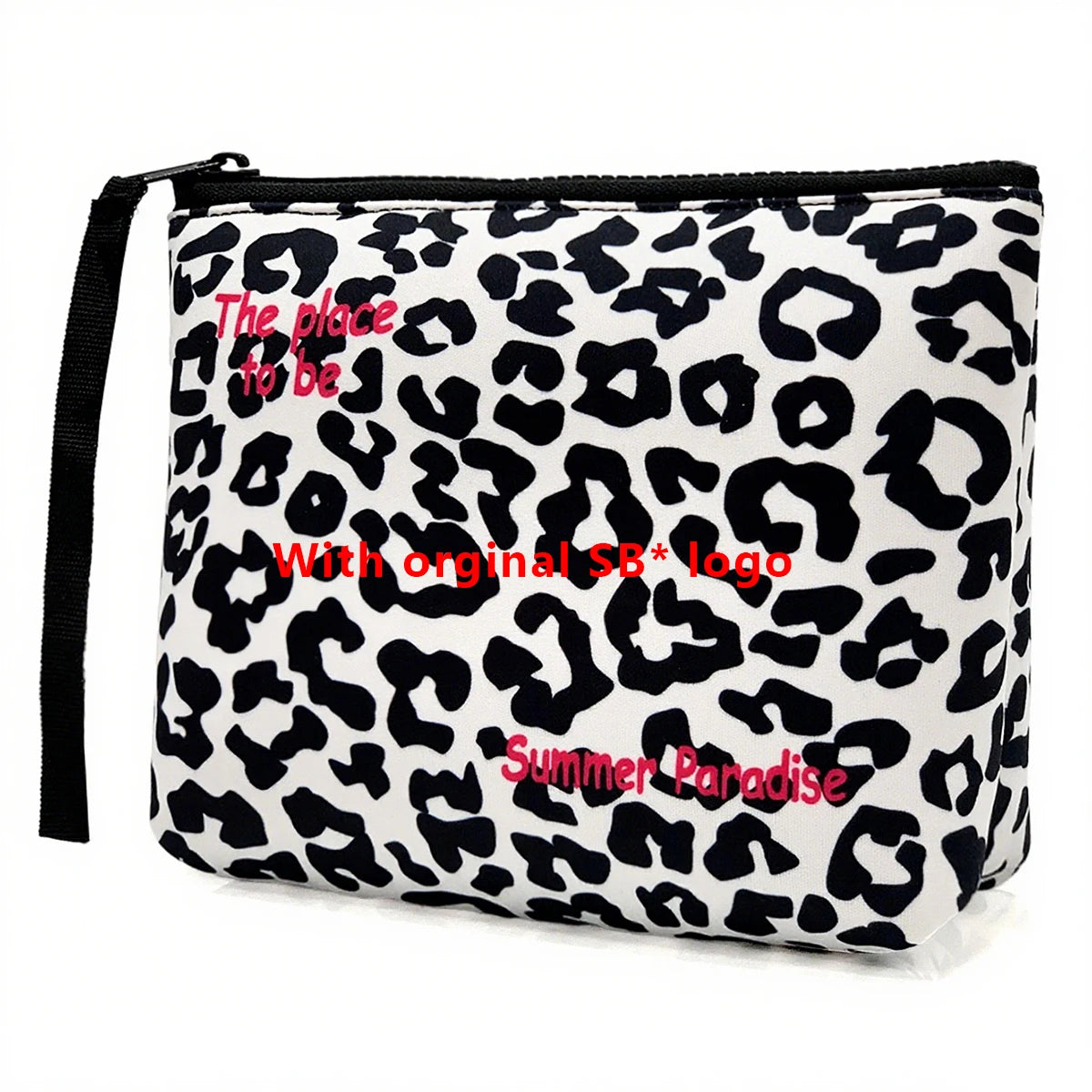 Bolsa de cosméticos con estampado de leopardo en blanco y negro y correa negra.