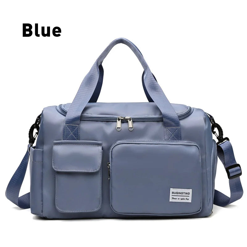 Blauer wasserdichter Segeltasche mit Schulterriemen und vorderen Taschen.