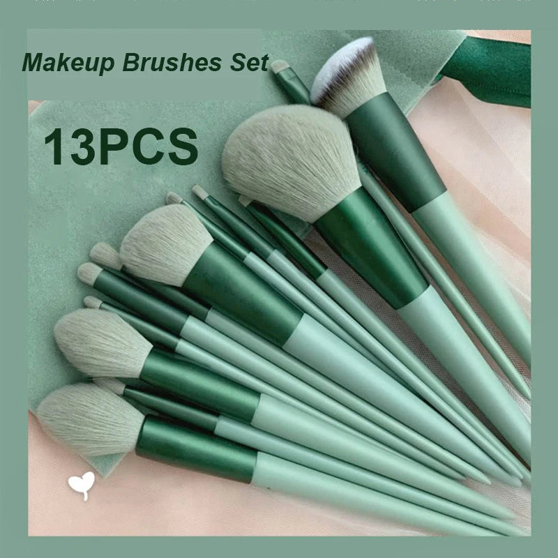 Un set de trece brochas de maquillaje profesionales en color verde apagado, exhibidas sobre un fondo claro.