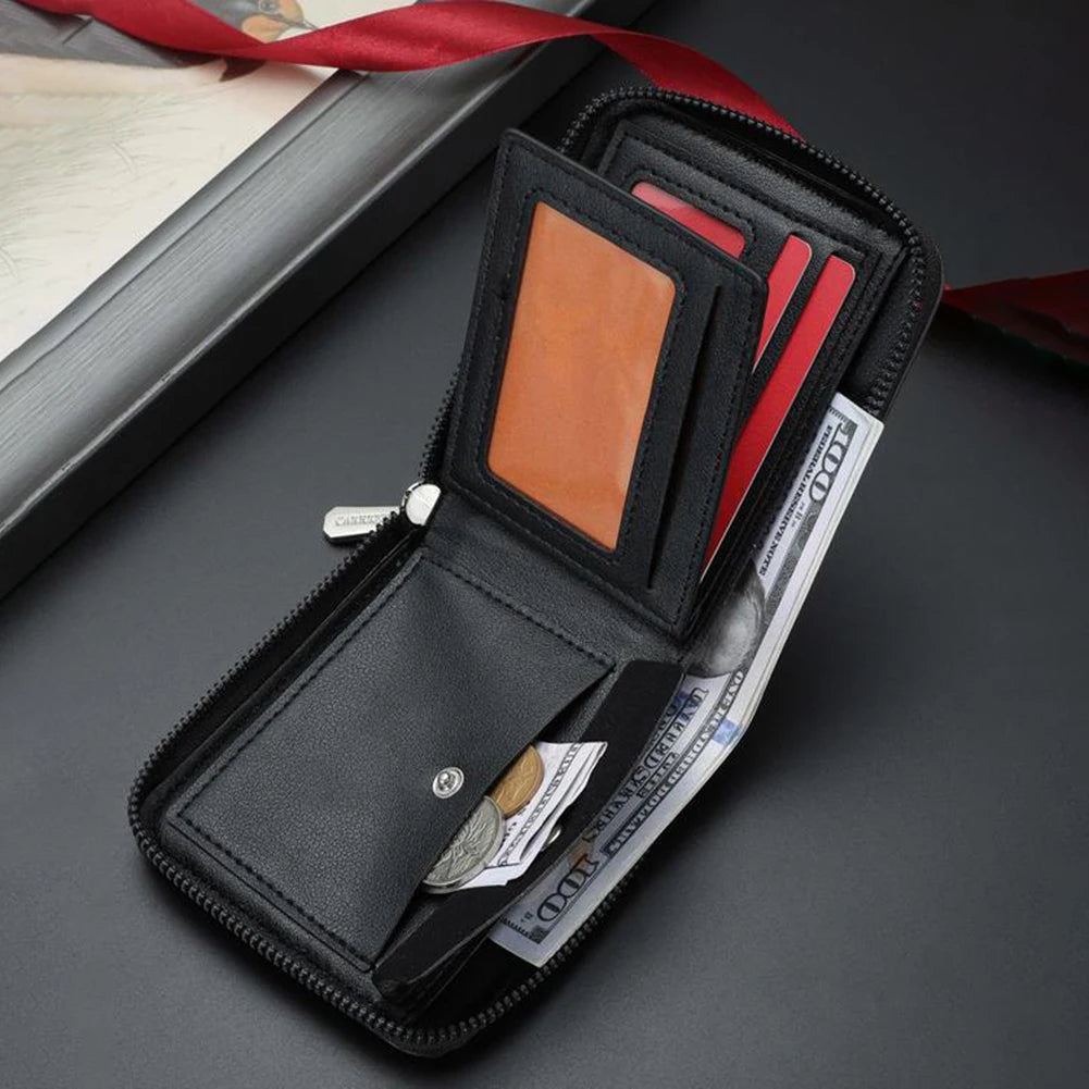 Cartera negra con cremallera, de cuero con tarjetas y efectivo, sobre una superficie oscura.
