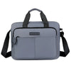Mochila horizontal para hombre gris con correas negras y cierre de solapa.