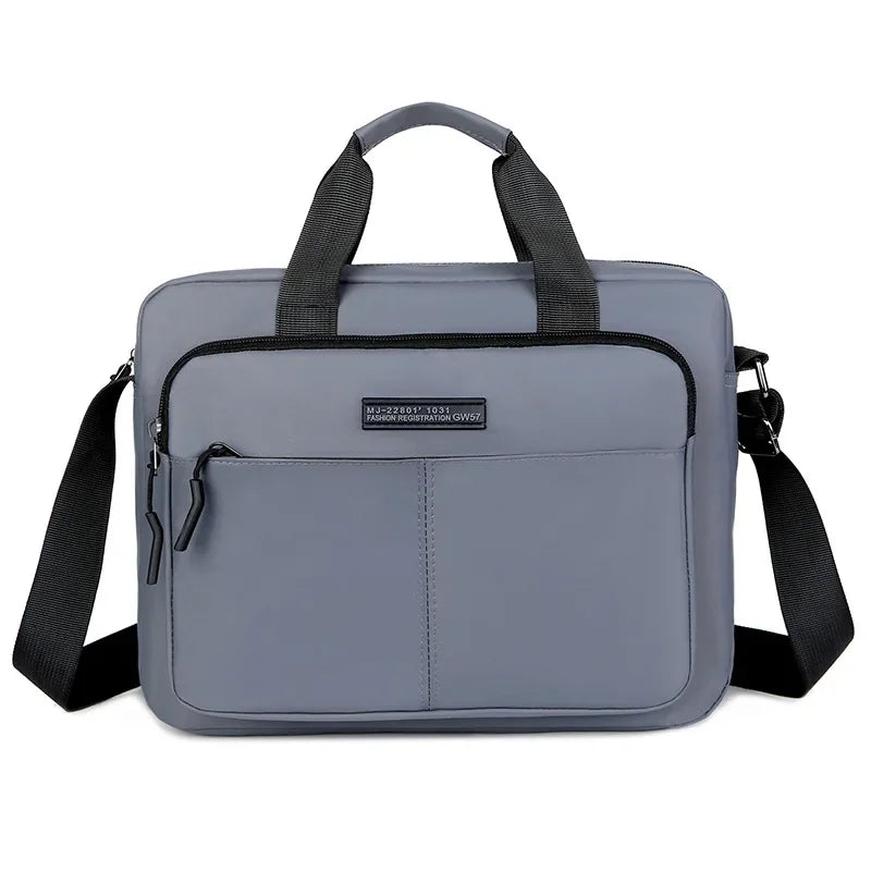 Mochila horizontal para hombre gris con correas negras y cierre de solapa.
