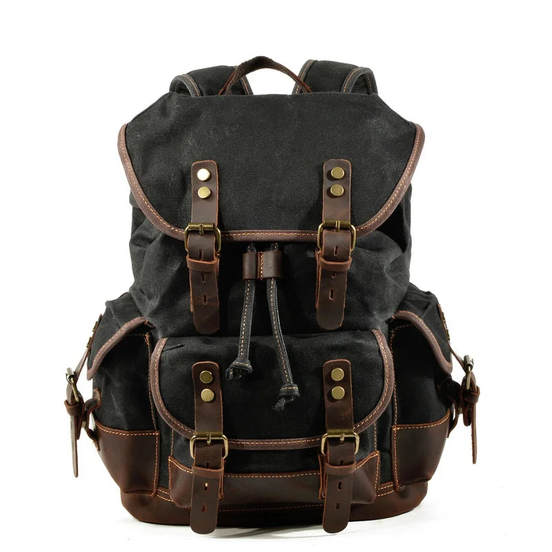 Mochila de senderismo de lona marrón oscura con detalles de cuero y hebillas de latón.