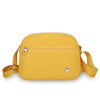 Geliges Nylon-Crossbody-Taschen mit Reißverschluss und verstellbarem Riemchen vor weißem Hintergrund.