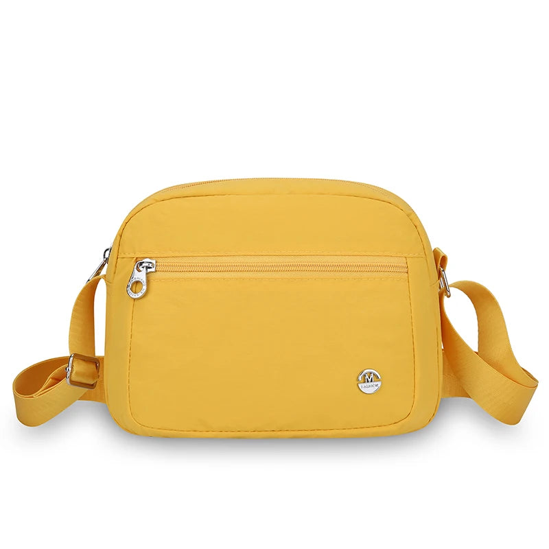 Geliges Nylon-Crossbody-Taschen mit Reißverschluss und verstellbarem Riemchen vor weißem Hintergrund.