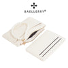 Beige Leder-Karteikartenwallet mit goldener Reißverschluss und Perlenkette auf weißem Hintergrund