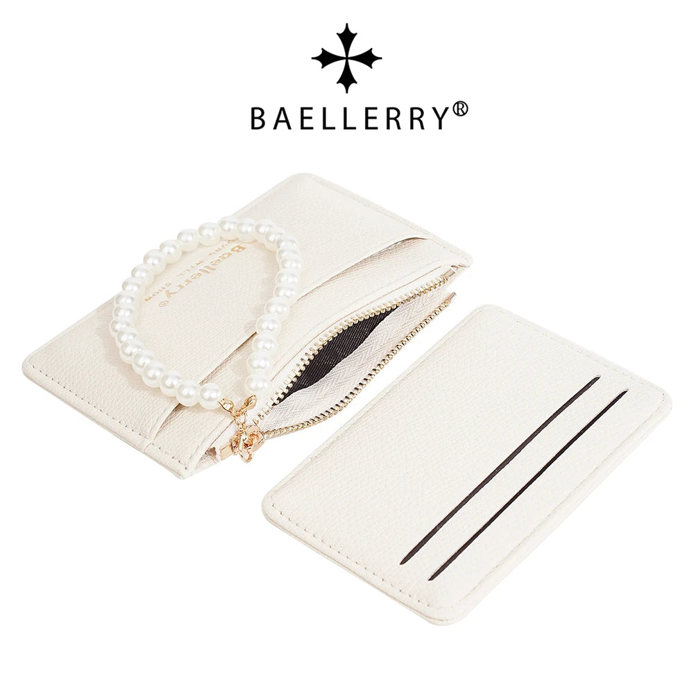 Beige Leder-Karteikartenwallet mit goldener Reißverschluss und Perlenkette auf weißem Hintergrund