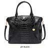 Schwarze Krokodilmuster-Top mit Henkel und Crossbody-Tasche mit goldenen Details.