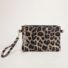 Bolso de muñeca de imitación de cuero leopardo negro y marrón con correa de cadena dorada.