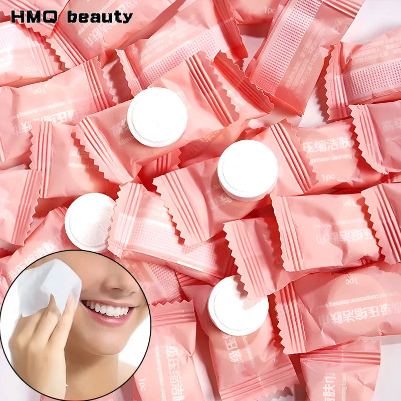 Une pile de serviettes faciales en coton compressé roses réutilisables, avec un gros plan d'une personne souriante en train d