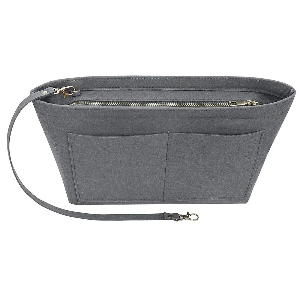 Una bolsa de cosméticos de fieltro gris con cremallera y un bolsillo separado.