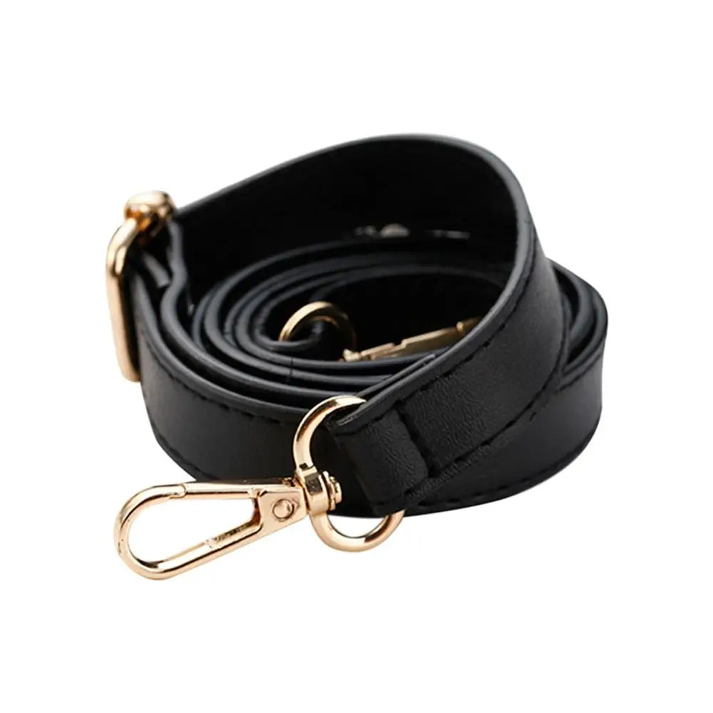 Sac à main en cuir noir réglable avec une boucle et un fermoir doré.