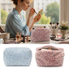 Bolsa de maquillaje acolchada con cremallera floral rosa, mostrada en dos vistas.