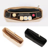 Beigefarbener Filthandsack-Organizer-Einsatz mit verschiedenen Make-up- und Accessoire-Artikeln.