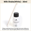 Lait en poudre blanc dans une bouteille noire avec un applicateur en bois sur fond blanc