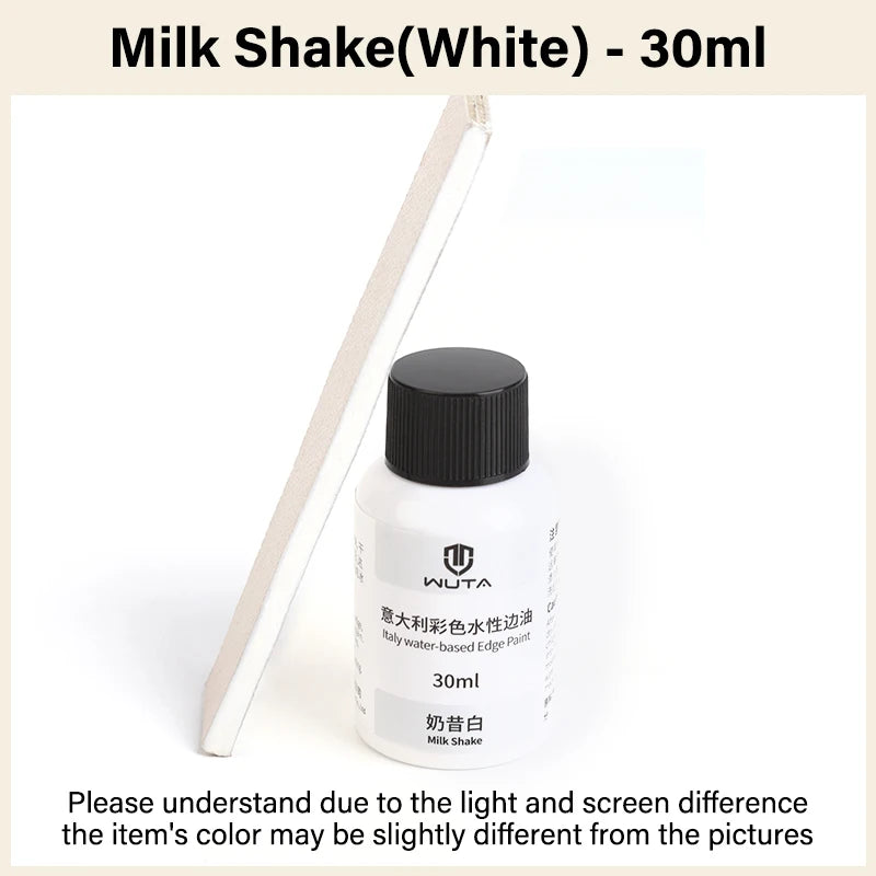 Lait en poudre blanc dans une bouteille noire avec un applicateur en bois sur fond blanc
