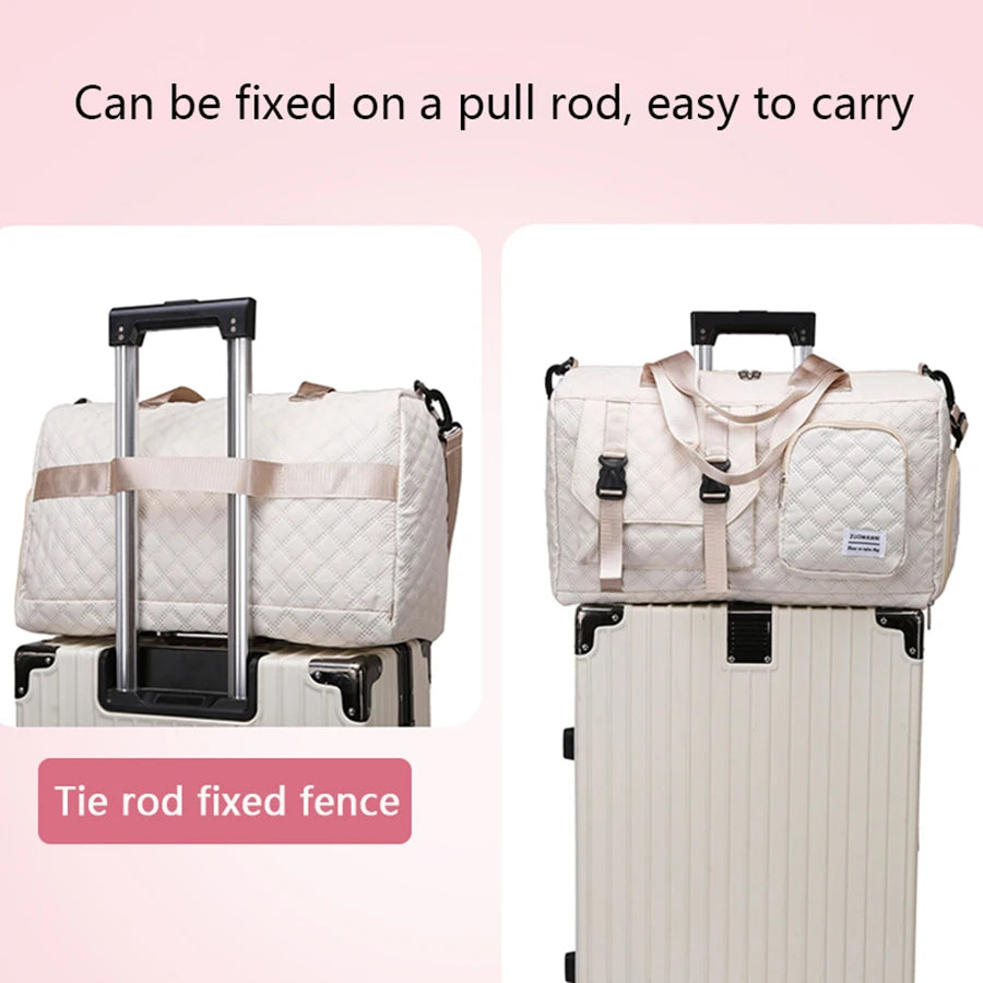 A light beige nylon travel duffle bag with a quilted pattern is shown being fixed onto a pull rod for easy carrying.