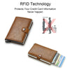 Portefeuille mince marron avec une carte, à côté d'une explication sur la protection RFID des cartes de crédit.