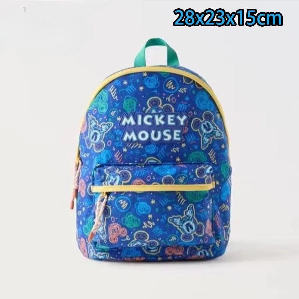 Mochila de peluche de Mickey Mouse azul con pato, tiene correa verde.