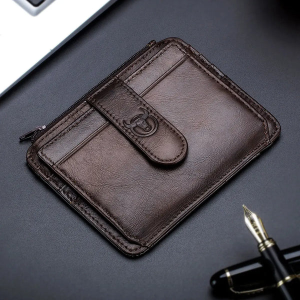 Porte-cartes en cuir véritable marron et bloqueur RFID, montré en diagonale sur une surface sombre.