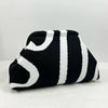 Pochette de plage crochet à rayures noires et blanches, vue de profil.