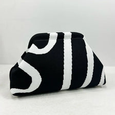 Pochette de plage crochet à rayures noires et blanches, vue de profil.