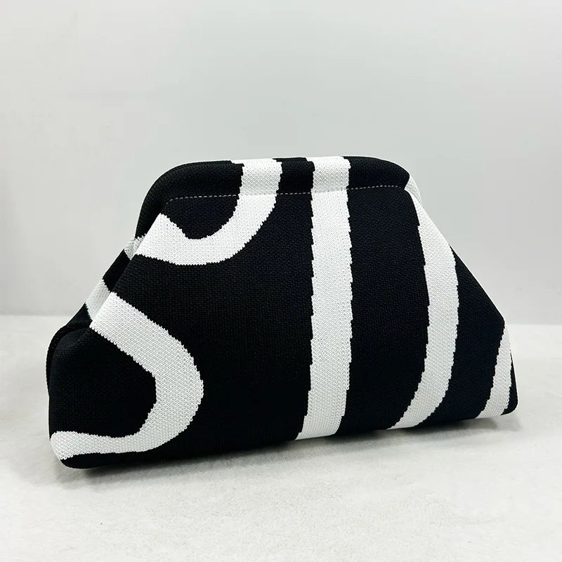 Pochette de plage crochet à rayures noires et blanches, vue de profil.