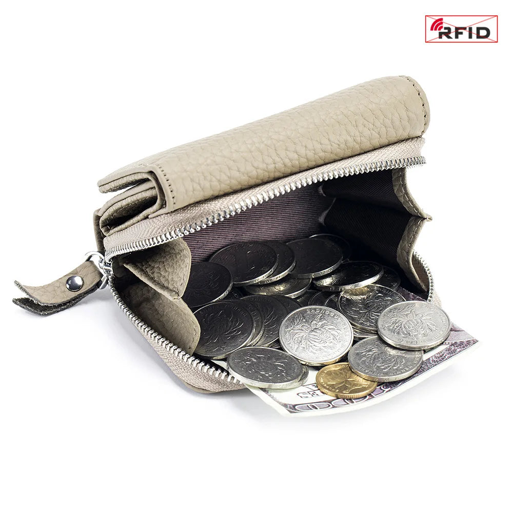 Cartera pequeña de cuero de vaca beige con cremallera abierta, mostrando varias monedas.