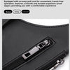 Nahaufnahme einer schwarzen Kunstleder-Doktasche mit glatter Reißverschlussdetails.