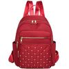 Roter gesteppter Kunstleder-Daypack mit verstellbaren Riemen und Reißverschlüssen.