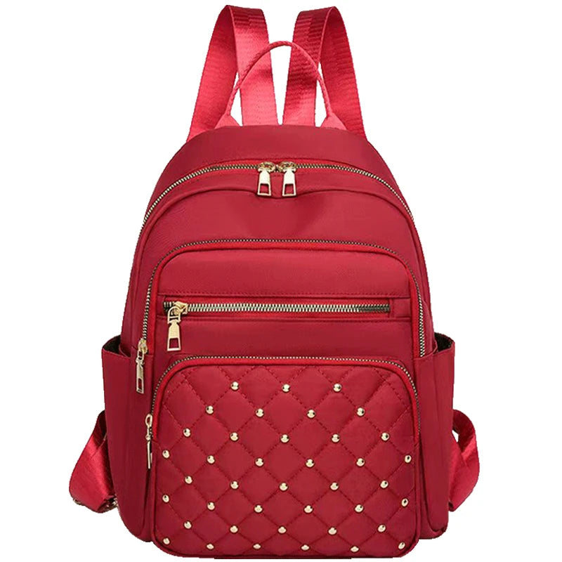 Roter gesteppter Kunstleder-Daypack mit verstellbaren Riemen und Reißverschlüssen.