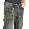 Graue Jeanshosen mit goldfarbener Krabben-Schlüsselkette, die an die Tasche befestigt ist.