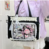 Una modelo con una camisa morada sostiene un bolso cruz de encaje blanco y negro con frontal de malla transparente.