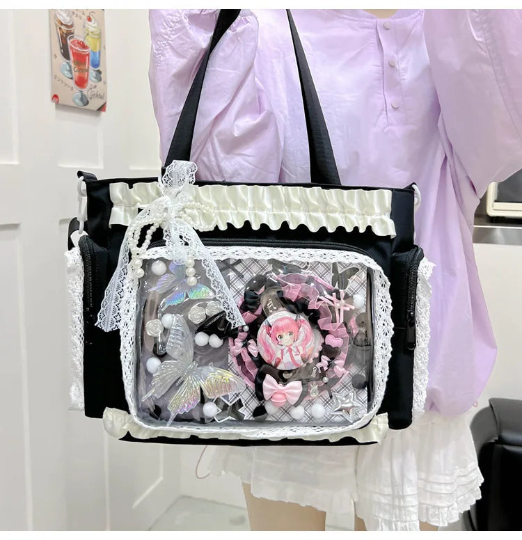Una modelo con una camisa morada sostiene un bolso cruz de encaje blanco y negro con frontal de malla transparente.