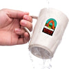 Eine Hand gießt Wasser in eine weiße Tasse, wodurch Wasser spritzt.