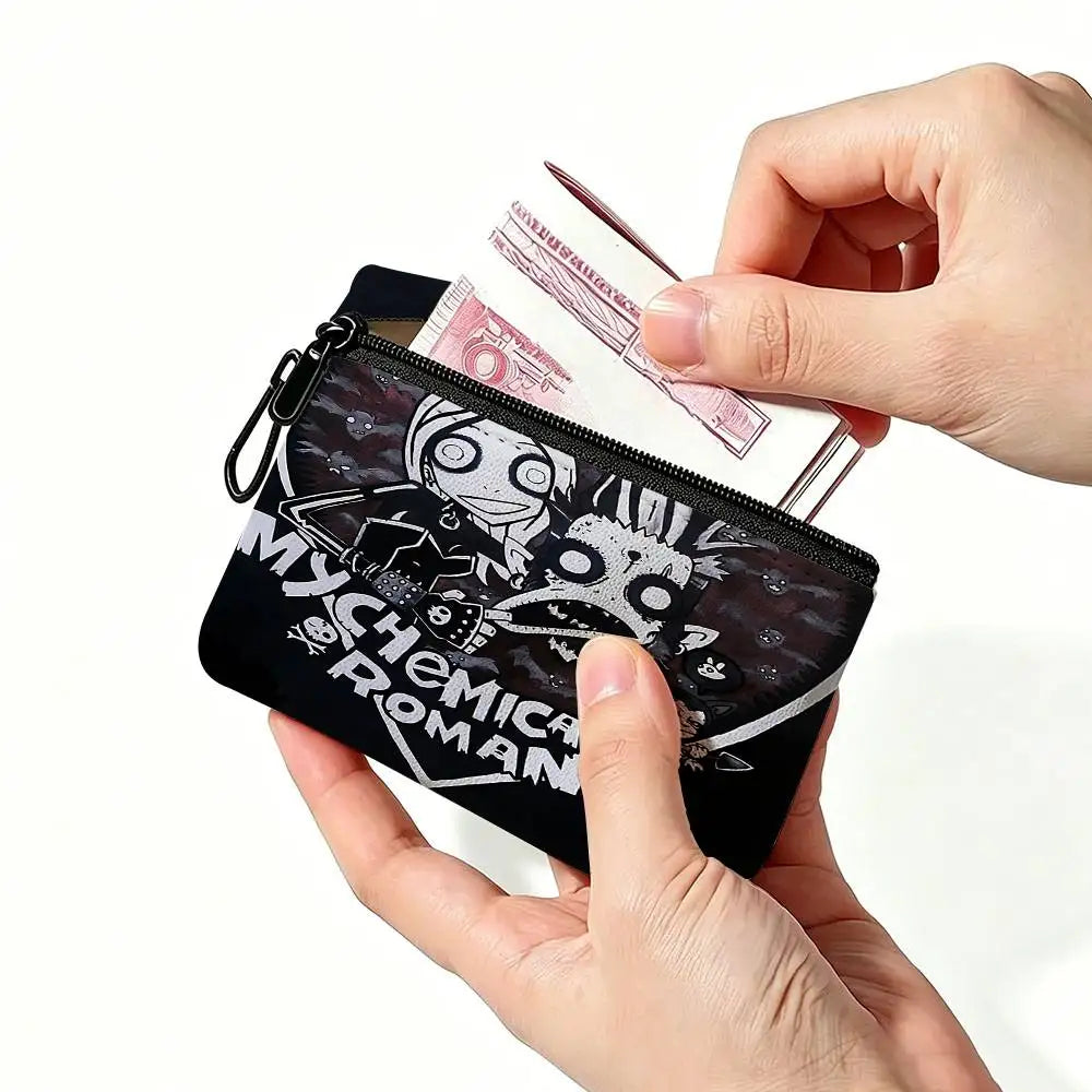 Eine Hand hält eine schwarze durchsichtige Tasche mit Münzen und Karten, wobei eine rosa Banknote sichtbar ist.