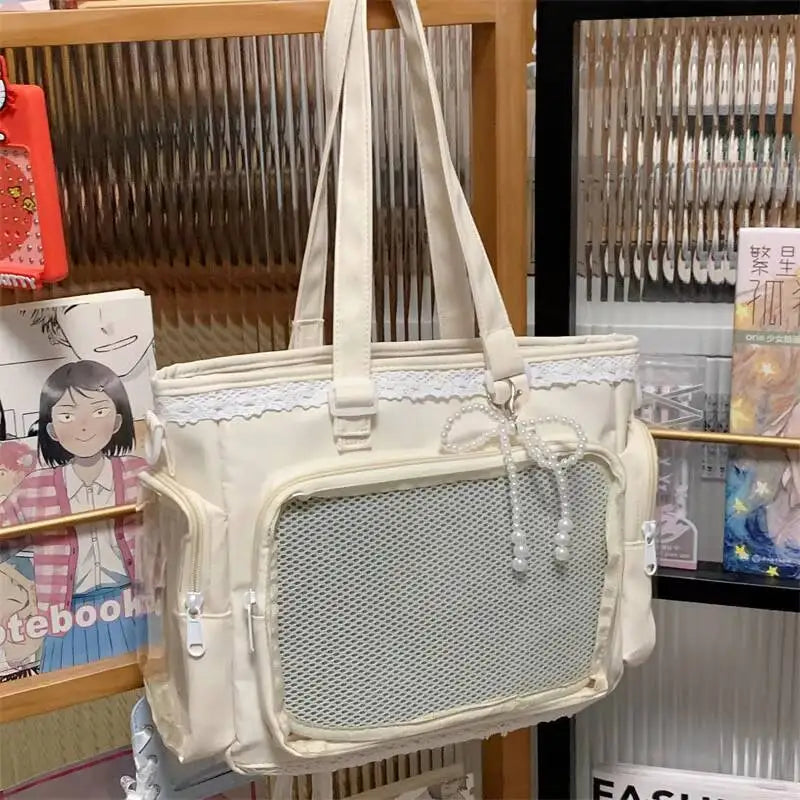 Bolso cruz de encaje Y2K color crema con frente de malla exhibido en tienda.
