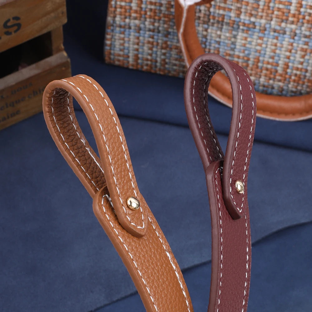 Raccord en cuir marron avec boucle laiton, utilisé comme sangle de sac à l'épaule ajustable.
