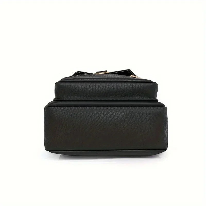 Schwarze Kunstleder-Crossbodytasche mit goldfarbenem Riemen, Draufsicht.