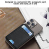 Un porte-cartes magnétique noir et un support sont montrés sur un smartphone, conçus pour un rangement pratique.