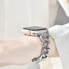 Nahaufnahme eines Edelstahlarmbands, das an einer Huawei-Armbanduhr am Handgelenk befestigt ist.