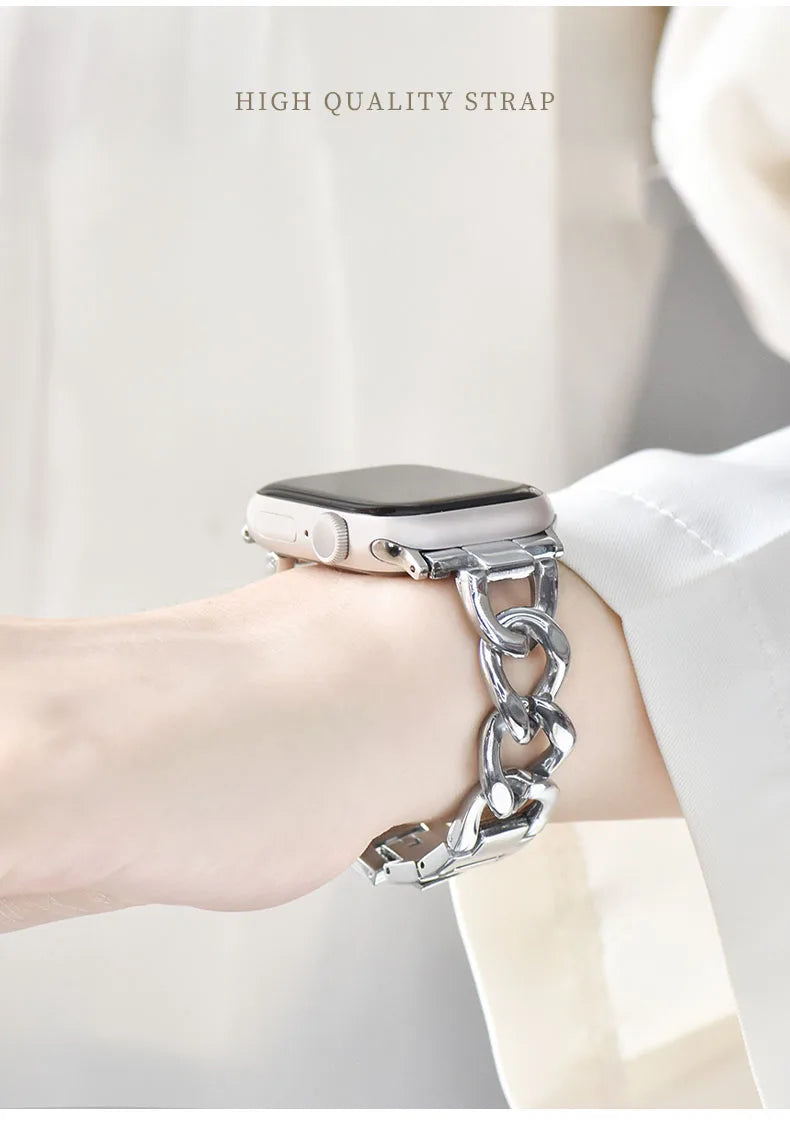 Nahaufnahme eines Edelstahlarmbands, das an einer Huawei-Armbanduhr am Handgelenk befestigt ist.